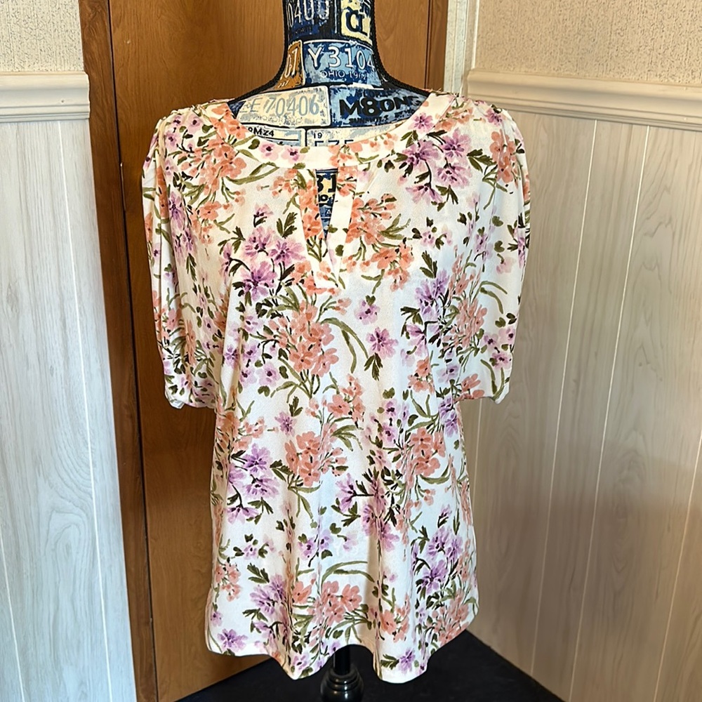 Juniper & Lime Ruched Sleeve Knit Crepe Floral Split Neck Top